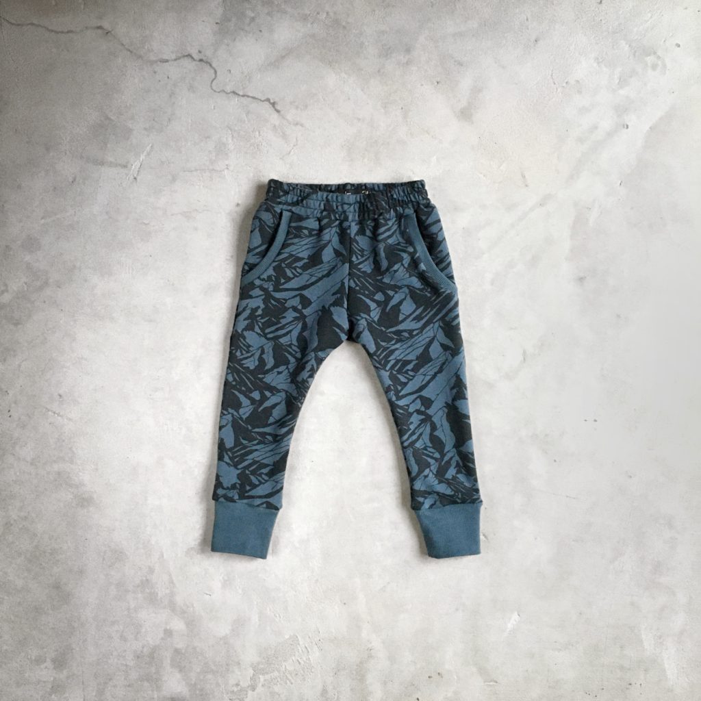 Pantalon en sweat léger bleu à motifs montagnes, pour bébé et enfant.