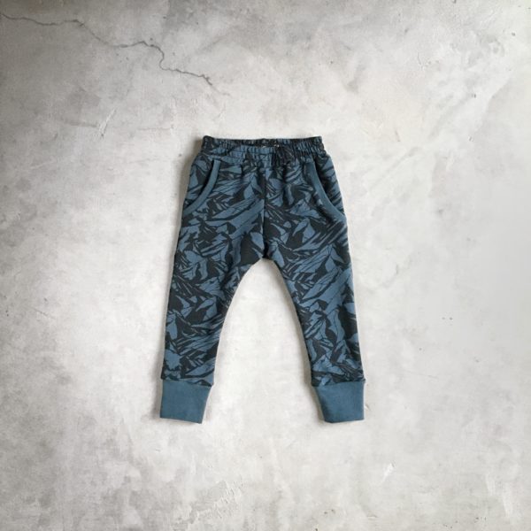 Pantalon en sweat léger bleu à motifs montagnes, pour bébé et enfant.