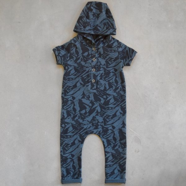 Combinaison à capuche pour bébé et petit enfant, en sweat bleu à motif montagnes.