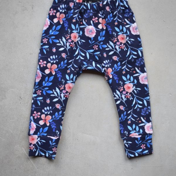 Pantalon à gousset et à poches, en sweat léger bleu marines à fleurs.